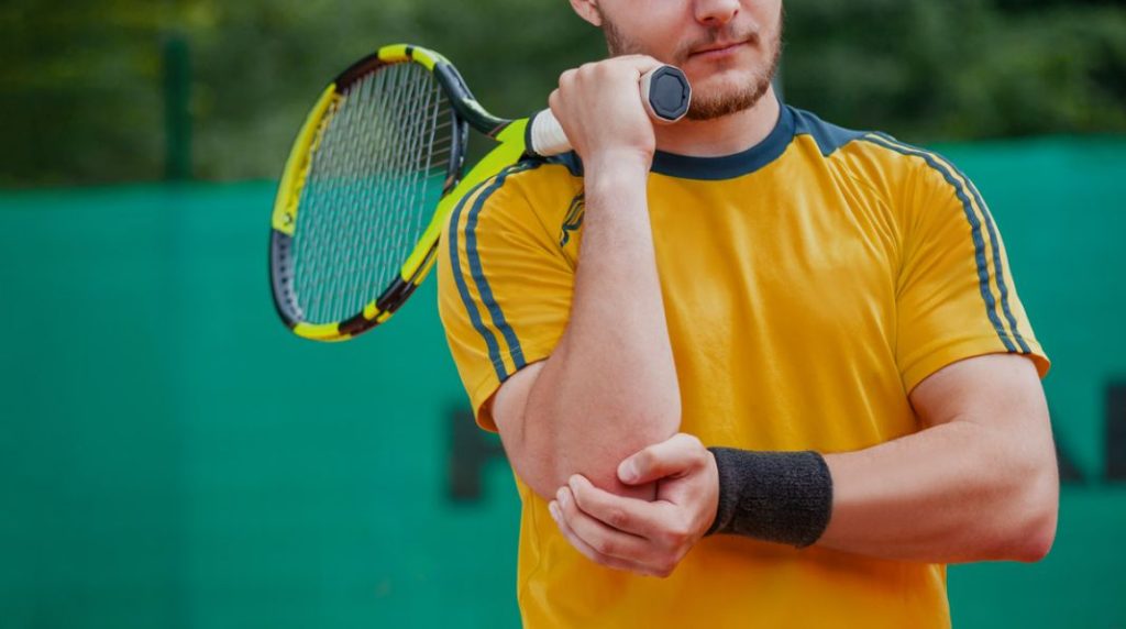 La causa más común del codo de tenista es el uso excesivo