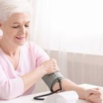 Cómo evitar la hipertensión en gente mayor