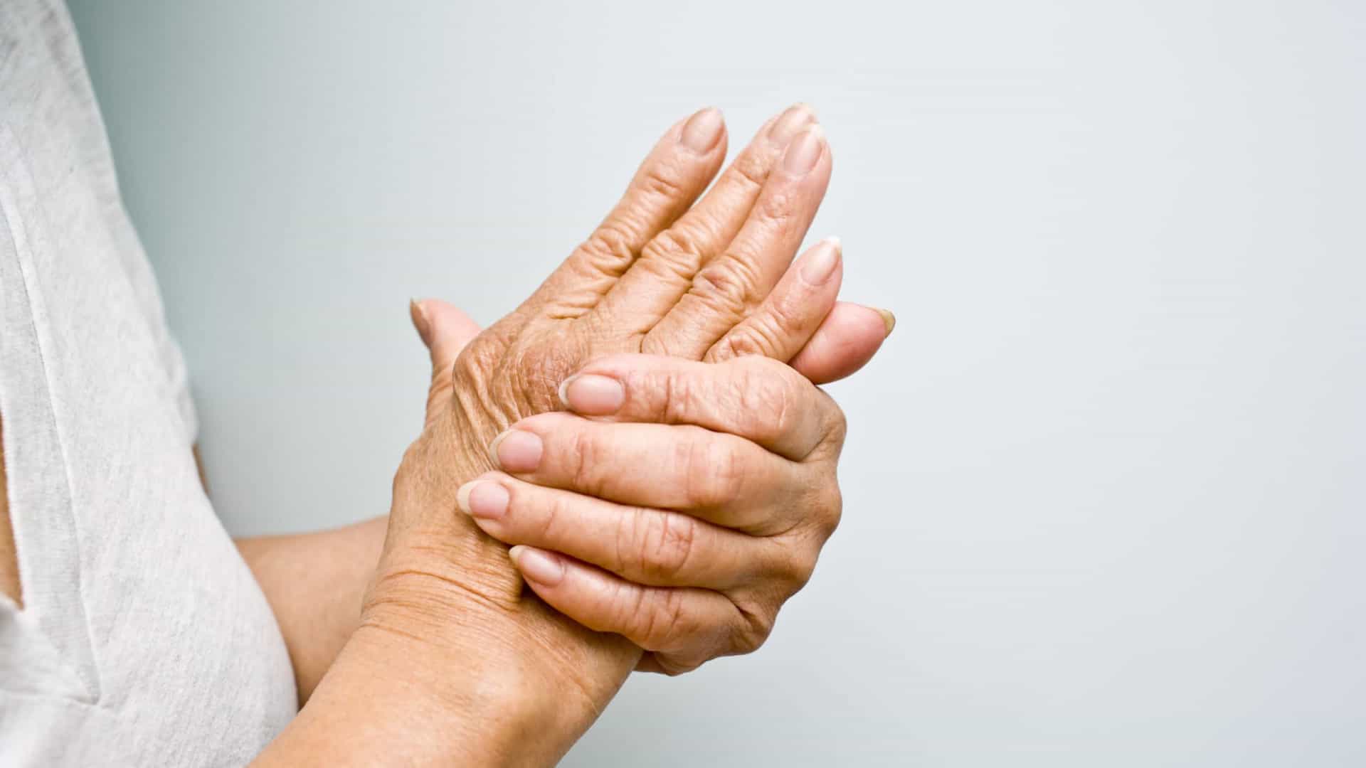 Cómo una dieta saludable puede ayudar a reducir el dolor de la artritis en adultos mayores