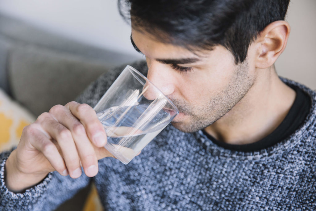Beber 8 vasos de agua al día para prevenir enfermedades renales