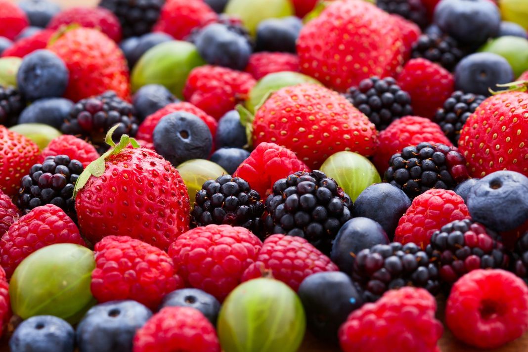 Agregar frutas a la ensalada para una comida saludable y deliciosa