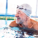 Beneficios de la natación para la gente mayor