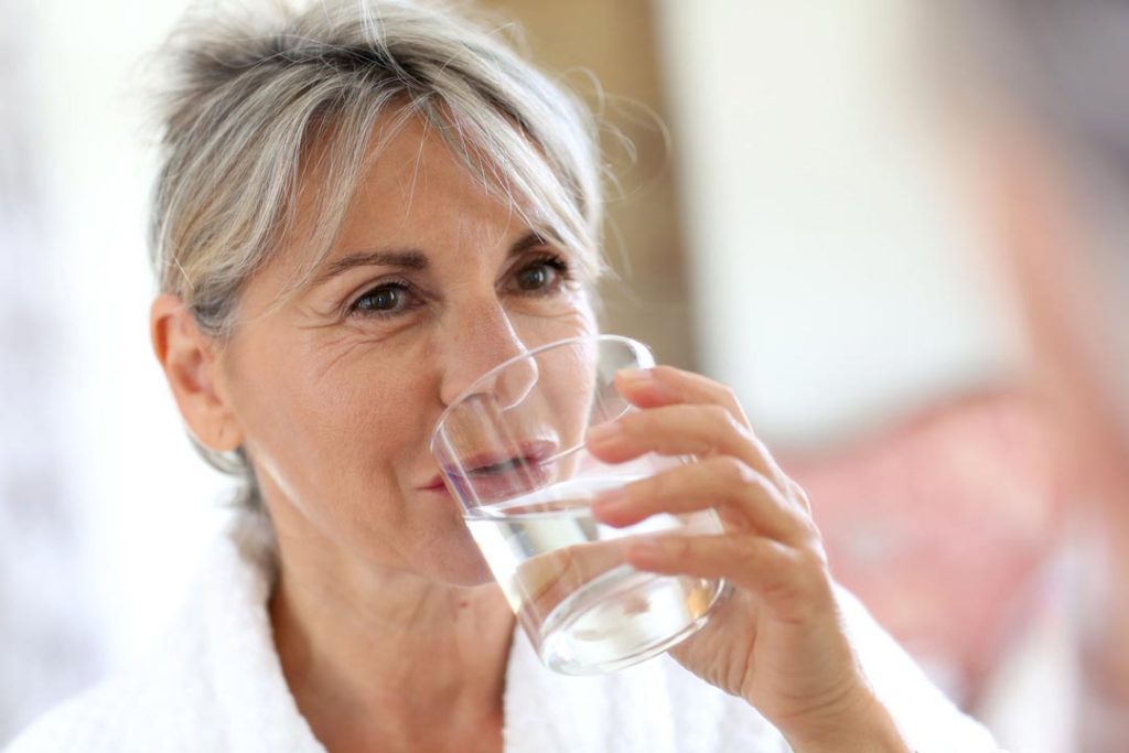 ¿Cómo reconoce la deshidratación en personas mayores?