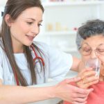 El peligro de la deshidratación en personas mayores