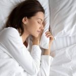 Estos son los riesgos de dormir con anillos, pulseras y joyas