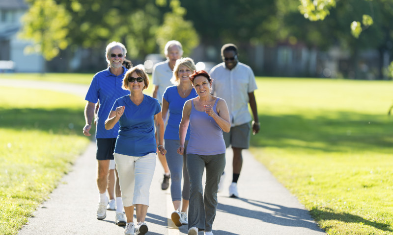 Buenas razones para que la gente mayor salga a caminar
