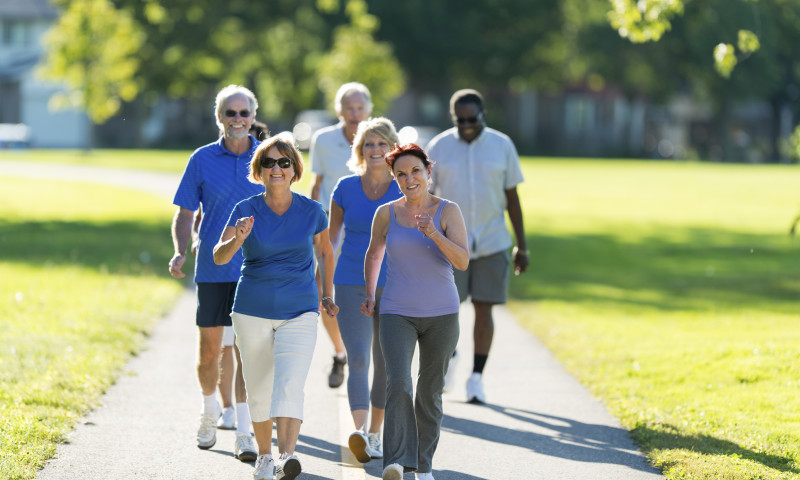 Los beneficios de salir a caminar para la gente mayor 1 Vida.es Buenas razones para que la gente mayor salga a caminar
