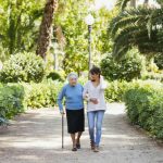 Los beneficios de salir a caminar para la gente mayor