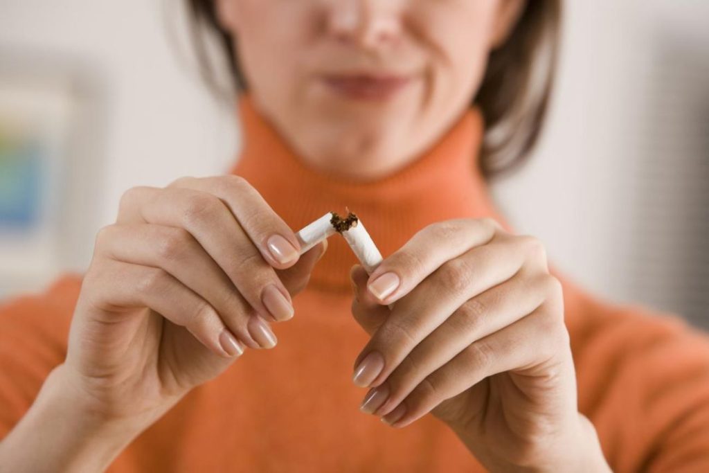 Dejar de fumar antes de los 35 años reduce el riesgo de problemas de fertilidad en mujeres