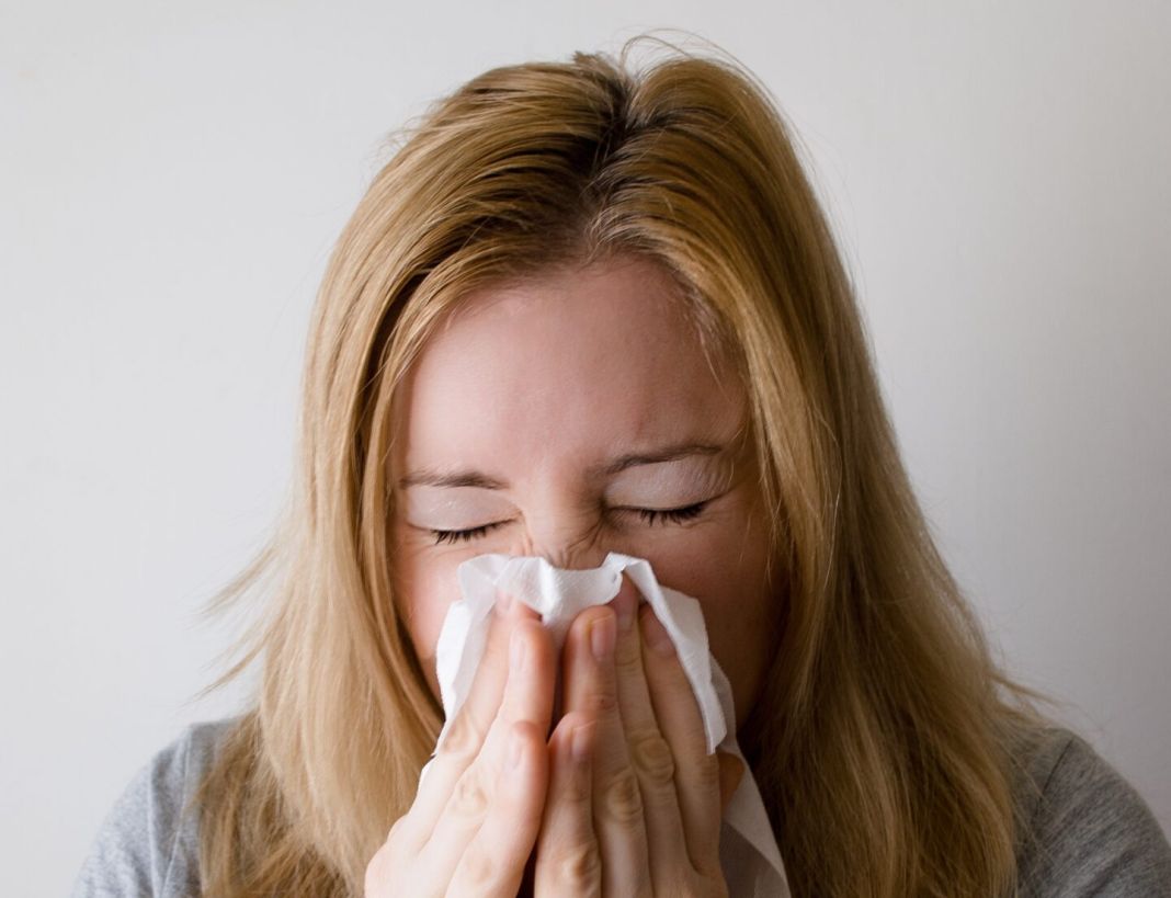 ¿Qué otros tratamientos se pueden usar para tratar las alergias primaverales?