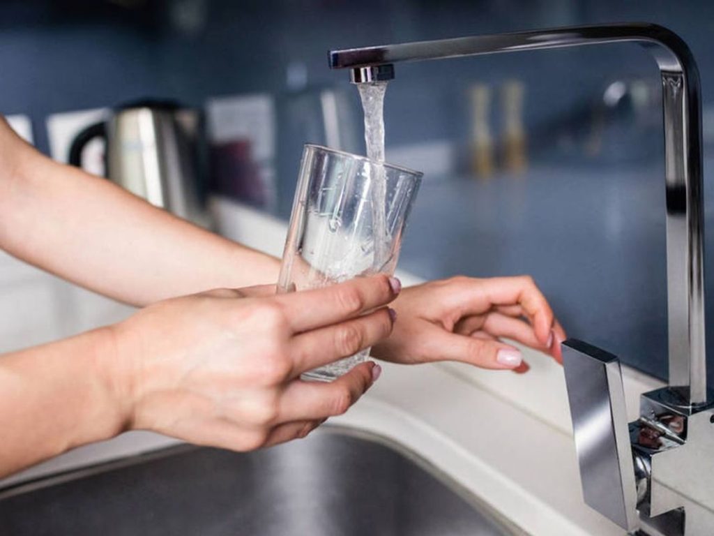 Esto le pasa a tu cuerpo si no bebes suficiente agua al día  1 Vida.es Consumo diario de agua