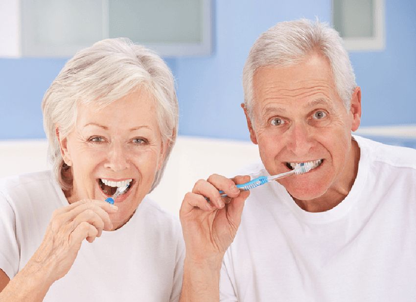 Cómo los adultos mayores pueden cuidar sus dientes y encías