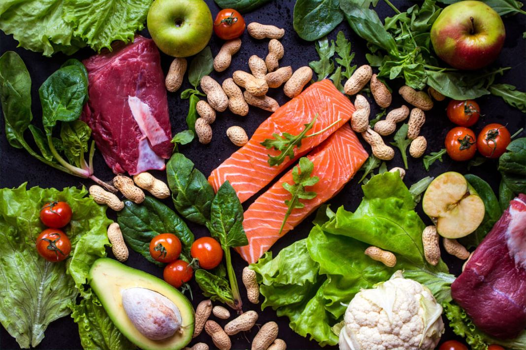 Esta dieta se basa en alimentos ricos en nutrientes, como frutas, verduras, granos enteros, legumbres, aceite de oliva, pescado, frutos secos y aves.