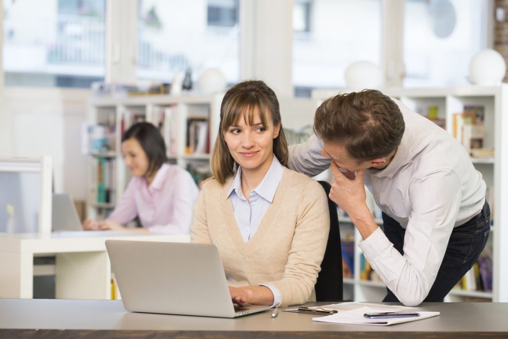 6 razones para no ligar con un compañero del trabajo  1 Vida.es 1. Estarás distraído