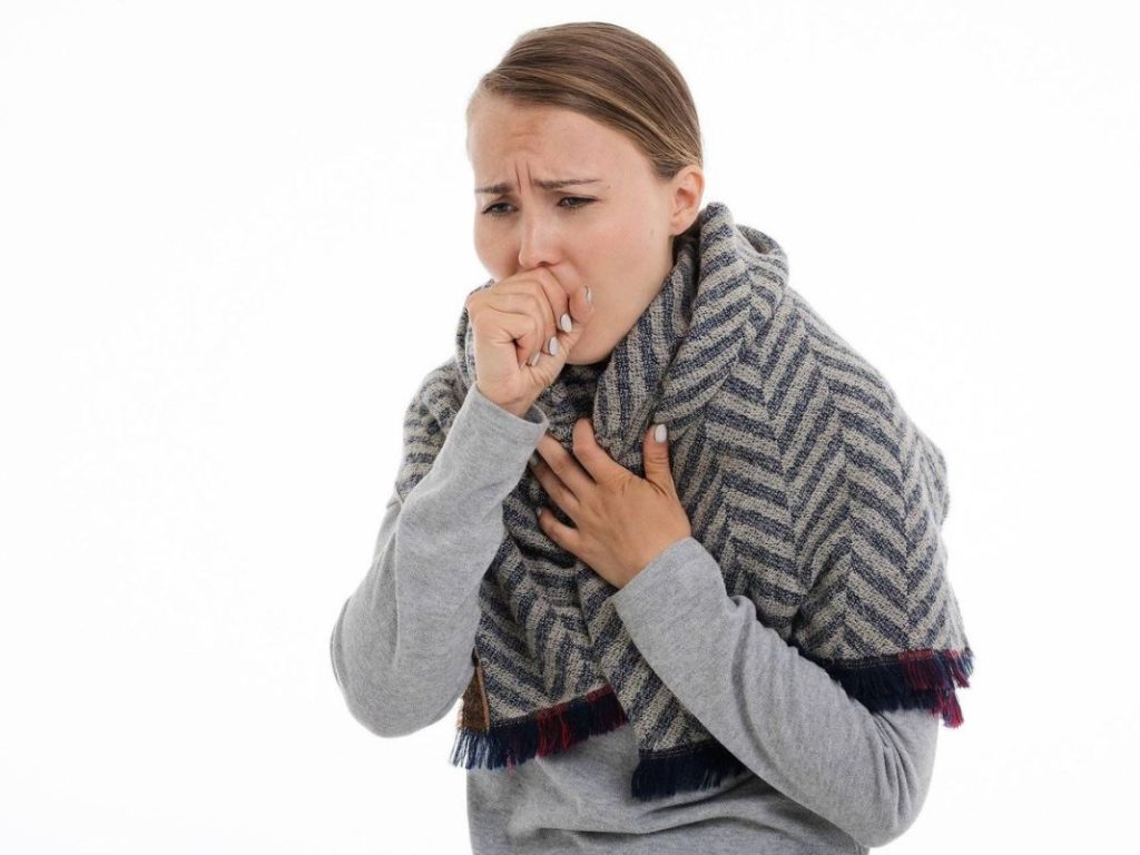 La tos es un síntoma muy común de los resfriados con infección respiratoria 
