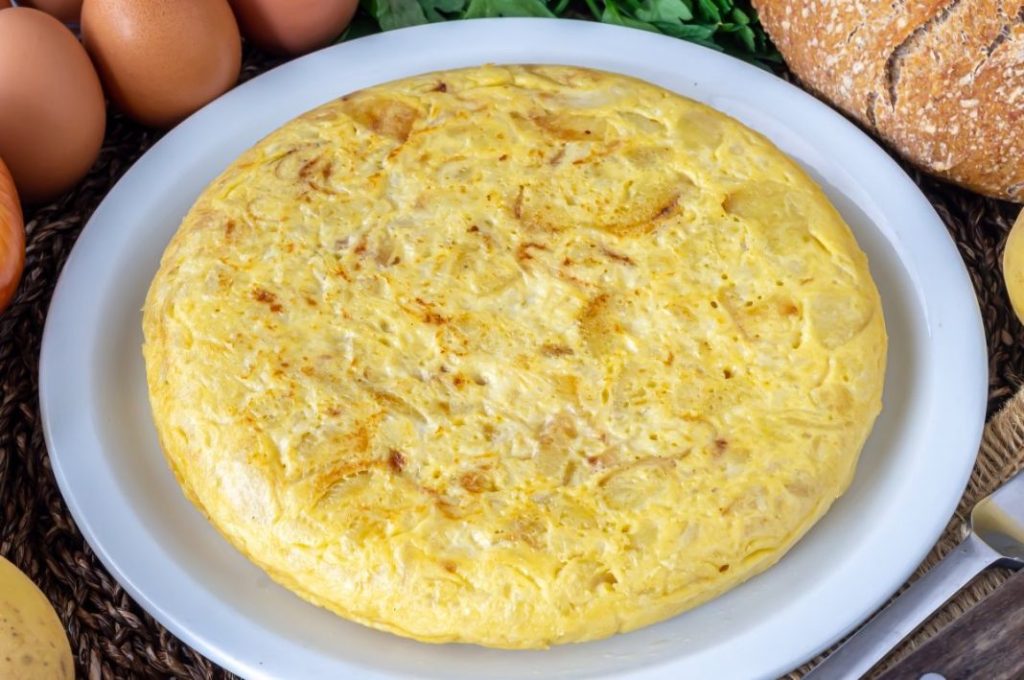 Cómo cocinar una tortilla guisada y que quede perfecta 1 Vida.es Muchos españoles tienen felices recuerdos de la infancia de la deliciosa tortilla
