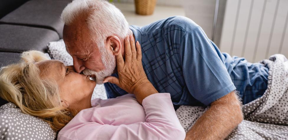 Consejos para disfrutar del sexo pasados los 70 1 Vida.es ¿Con qué frecuencia las mujeres y los hombres siguen teniendo relaciones sexuales a medida que envejecen?