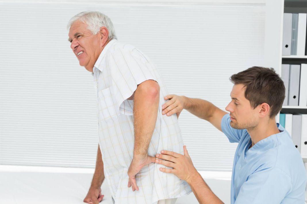 La osteoporosis en adultos mayores es una enfermedad ósea que puede conducir a complicaciones graves si no se trata. 
