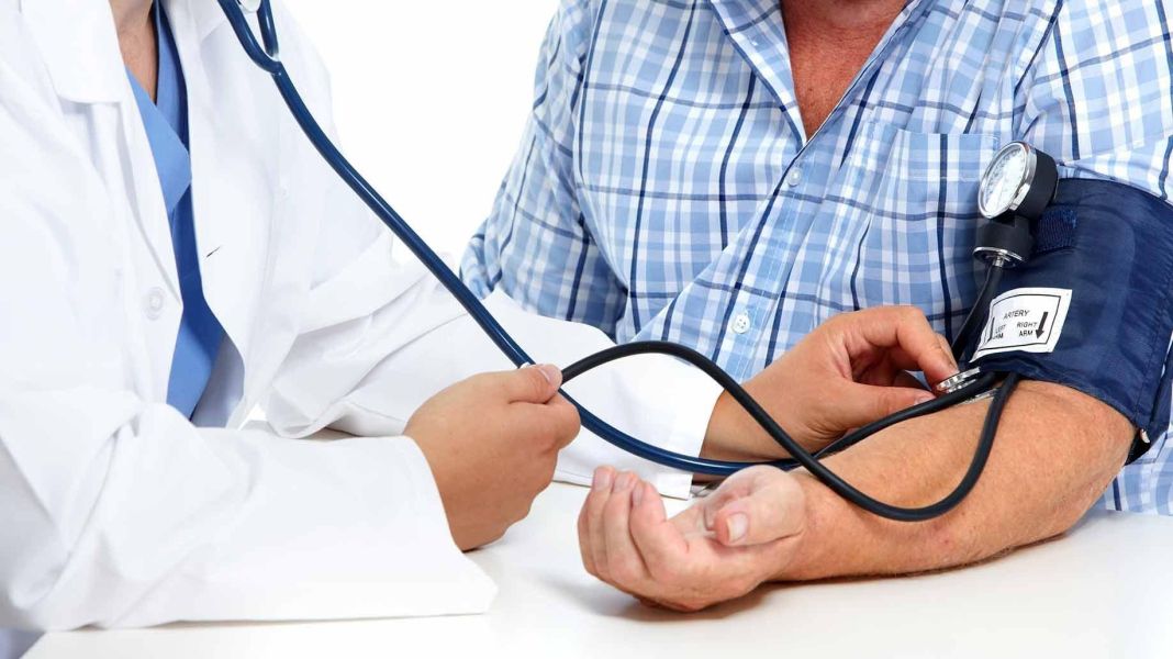 Tratamiento de la presión arterial alta en adultos mayores