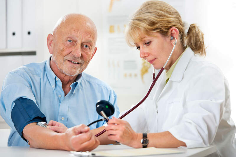 Cambios en el estilo de vida para controlar la presión arterial alta en adultos mayores