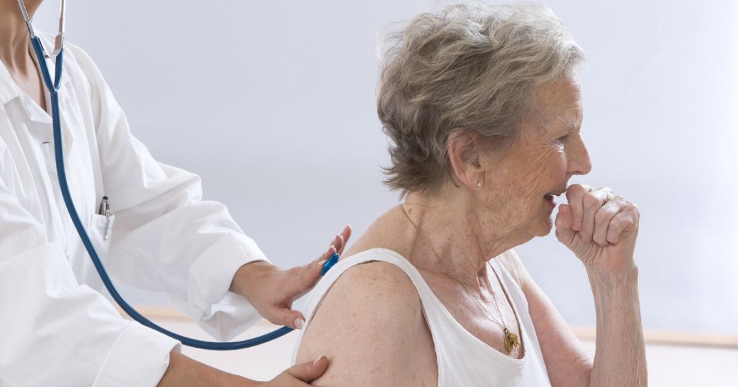 ¿Cómo pueden los cuidadores ayudar a los adultos mayores con problemas respiratorios?