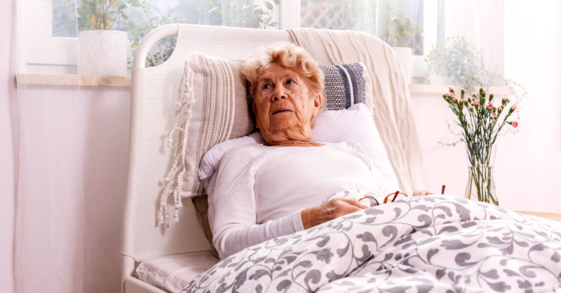 Asegurar una cama segura para evitar que los ancianos se caigan de la cama