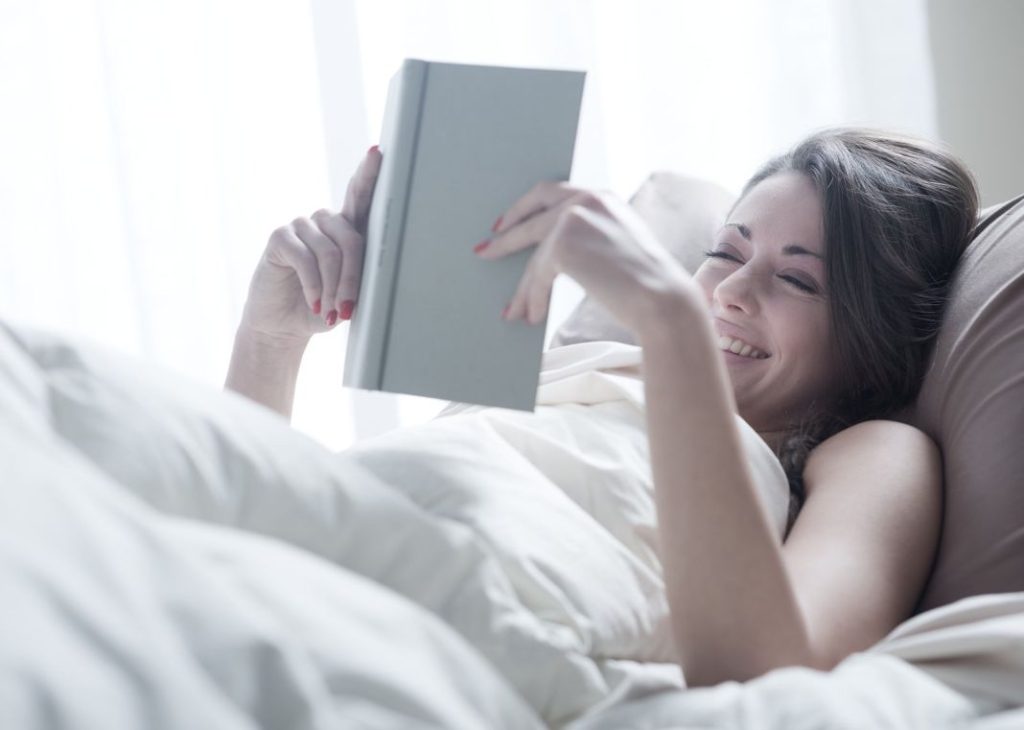 Consejos para leer en la cama y no desvelarse 1 Vida.es Leer en la cama, por supuesto, pero ¿cómo?