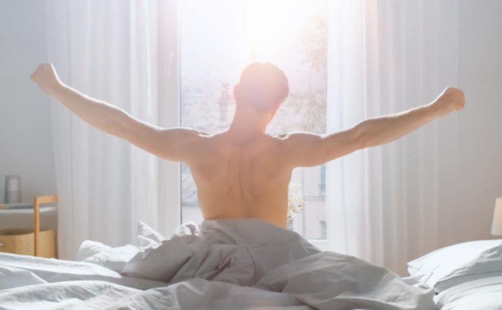 Dormir desnudo: ¿una opción sensata en verano?