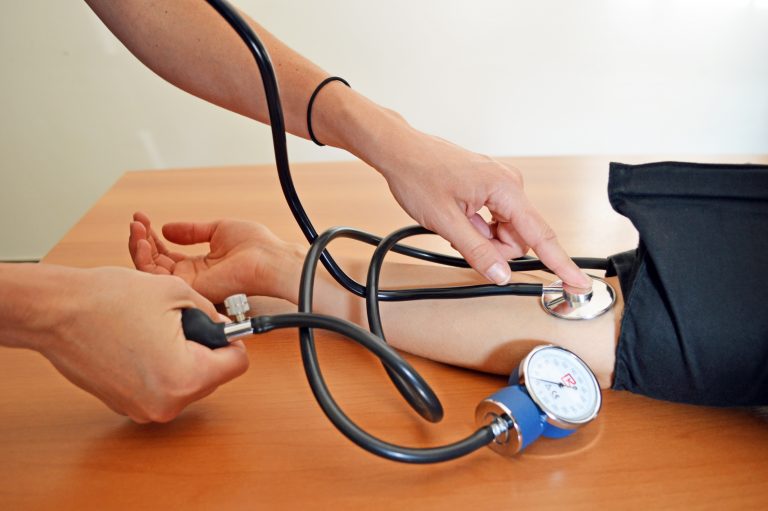 ¿Qué efectos secundarios pueden tener los medicamentos para la presión arterial alta?