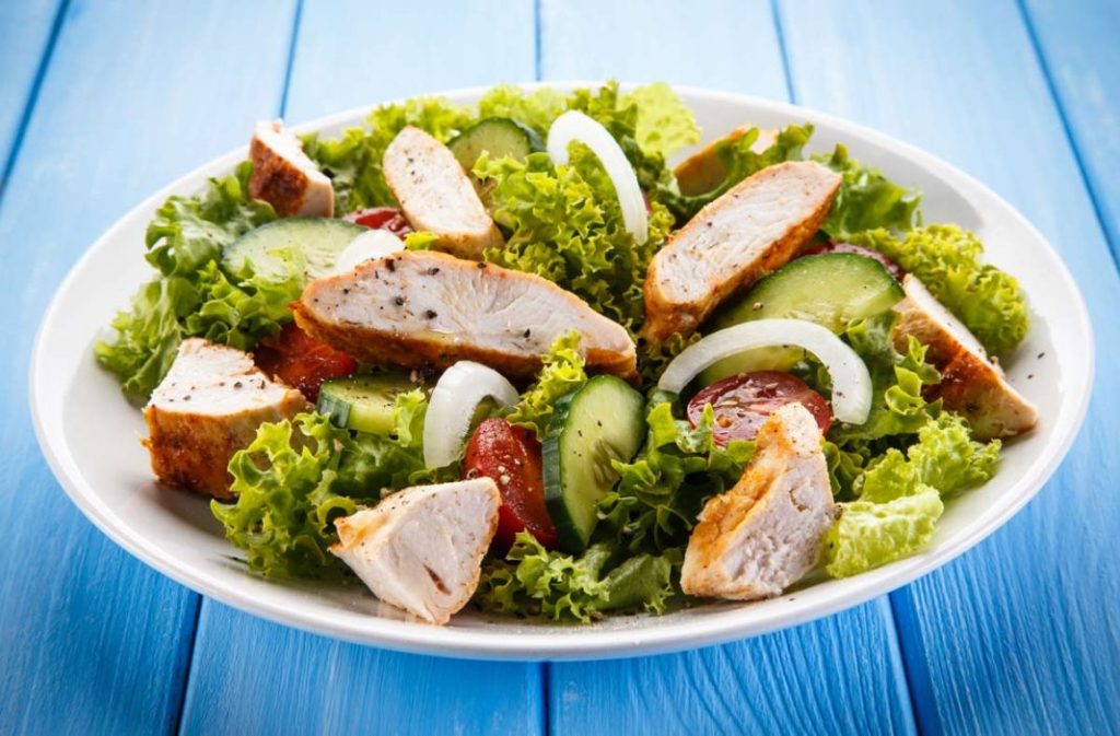 Cómo hacer una ensalada César de pollo como los profesionales 1 Vida.es Origen de la ensalada César de pollo