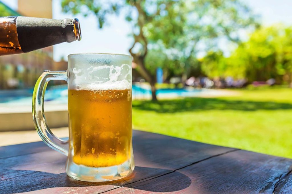 ¿Es recomendable beber cerveza en verano?