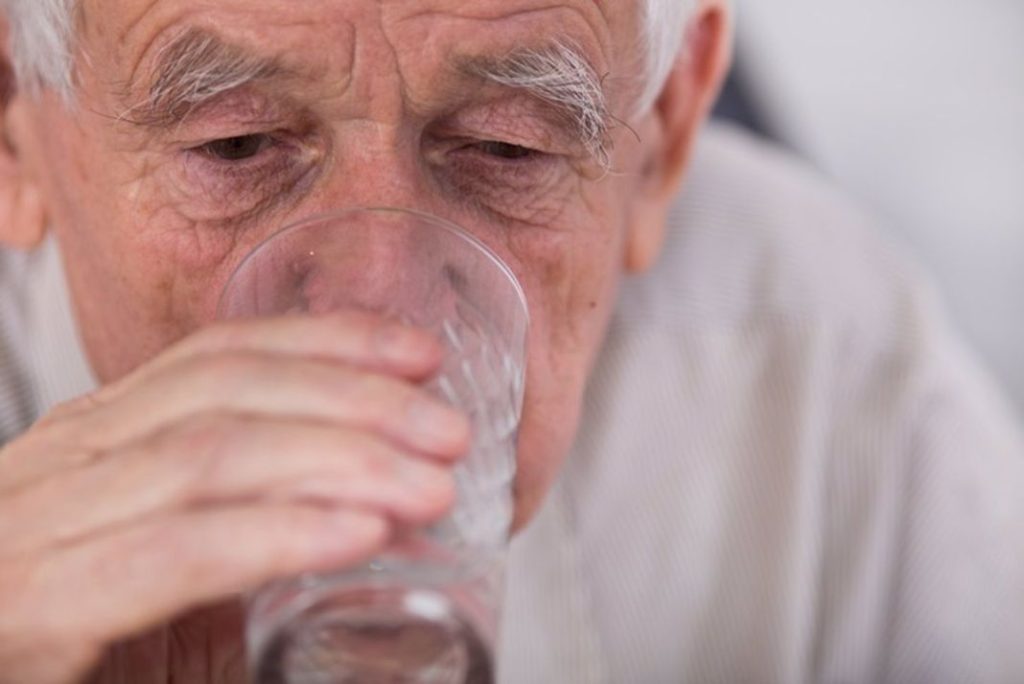 ¿Cuánta agua deben beber las personas mayores?