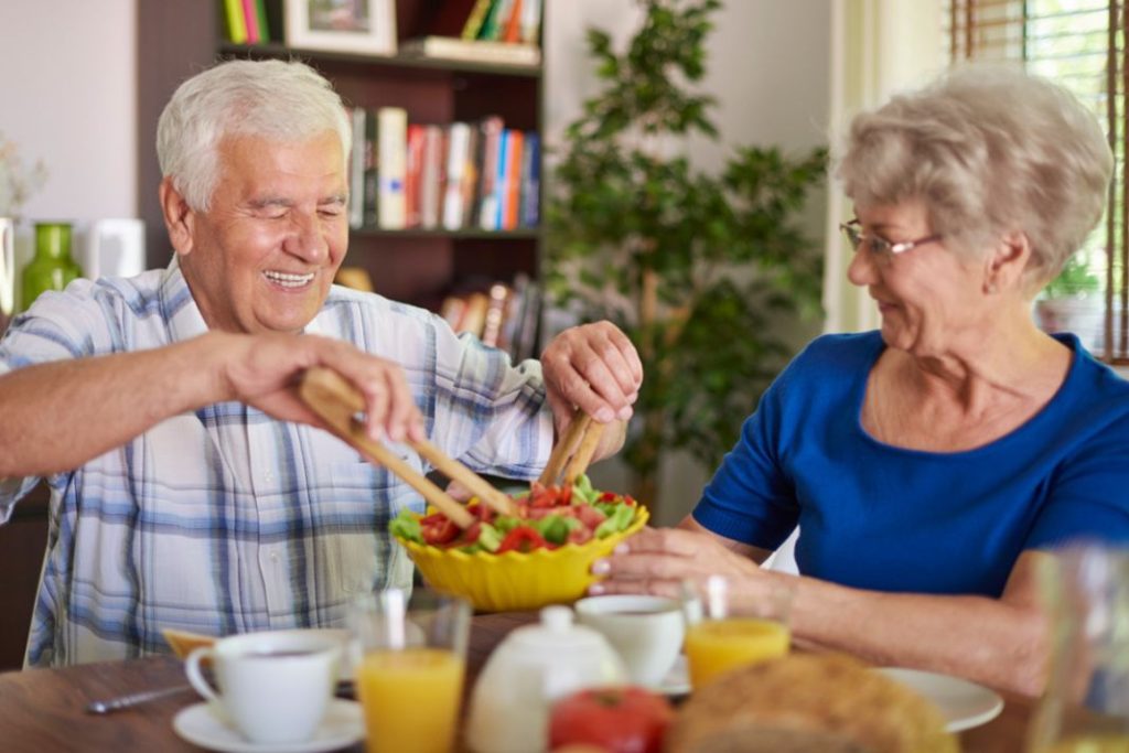 ¿Cuáles son los efectos de la inseguridad alimentaria en adultos mayores?