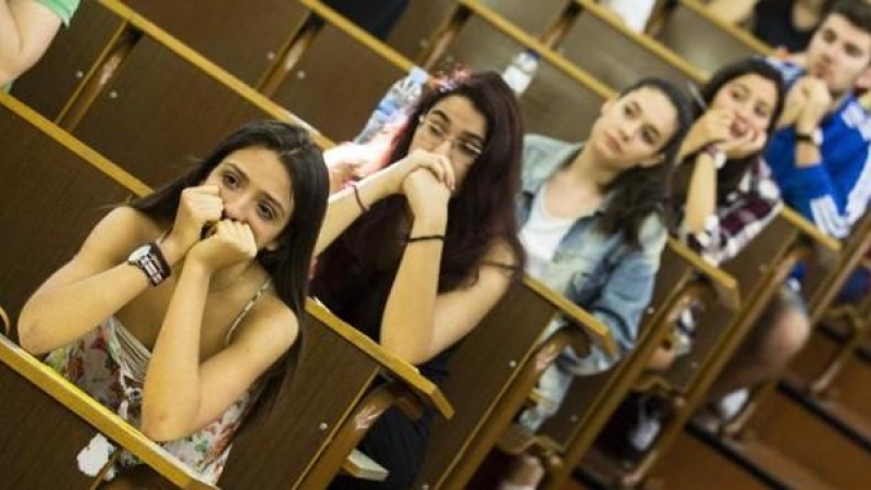 De la universidad a la pobreza: el 18% de la población en riesgo de pobreza cuenta con grado universitario 1 Vida.es Aumento del acceso a la educación superior en España