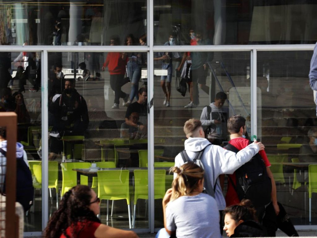 De la universidad a la pobreza: el 18% de la población en riesgo de pobreza cuenta con grado universitario 2 Vida.es Desajuste entre la demanda y la oferta de empleo