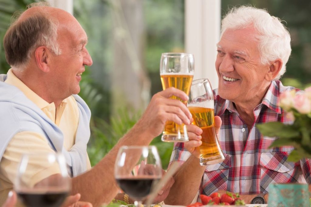 Protege a los mayores: Estos son los consejos para mejorar la salud mental de las personas mayores 5 Vida.es Evita el consumo excesivo de alcohol y tabaco