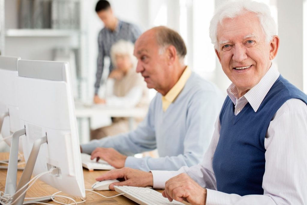 Los mayores podrán adaptarse mejor a las nuevas tecnologías con estos cursos gratuitos de la UDP 1 Vida.es La importancia de la adaptación a las nuevas tecnologías