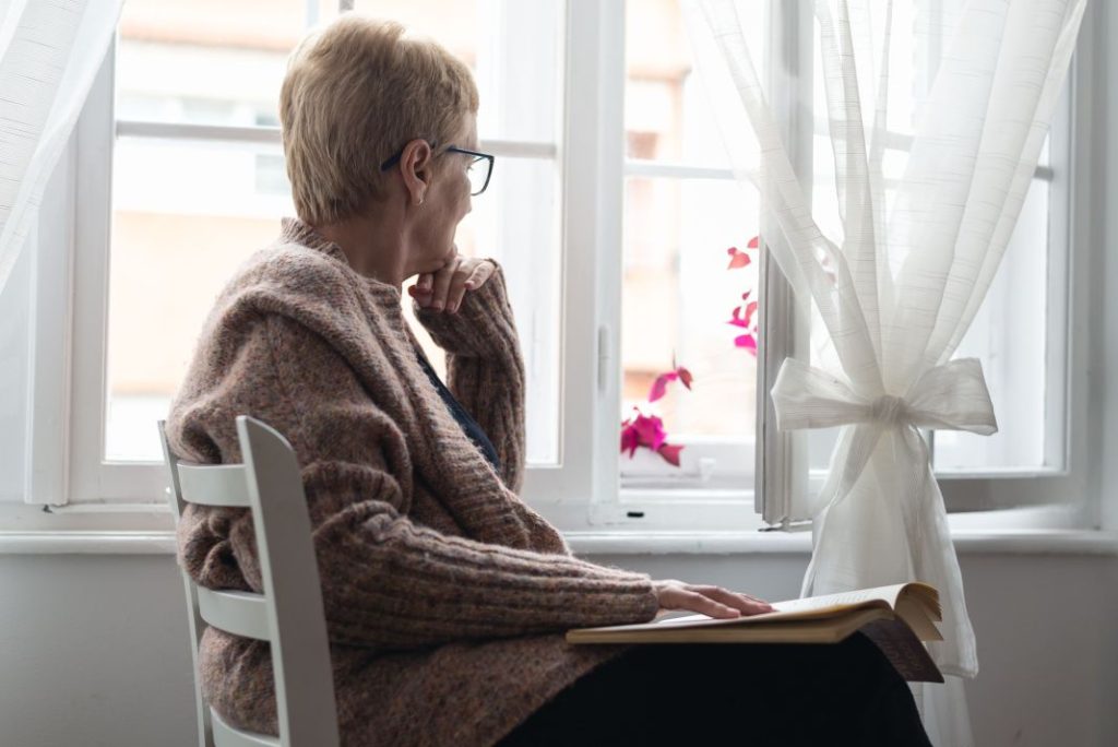 Protege a los mayores: Estos son los consejos para mejorar la salud mental de las personas mayores 1 Vida.es Mantén una vida social activa y conectada