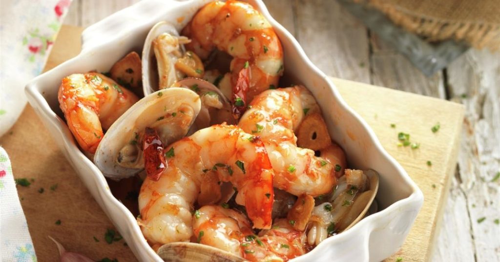 Ya puedes preparar esta receta de gambas al ajillo en la freidora de aire: Es así de fácil 1 Vida.es Qué es una freidora de aire y cómo funciona