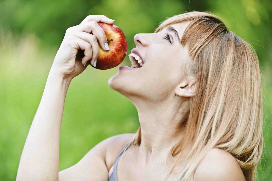 Los alimentos que contienen FODMAP incluyen muchos alimentos ricos en fibra como frutas