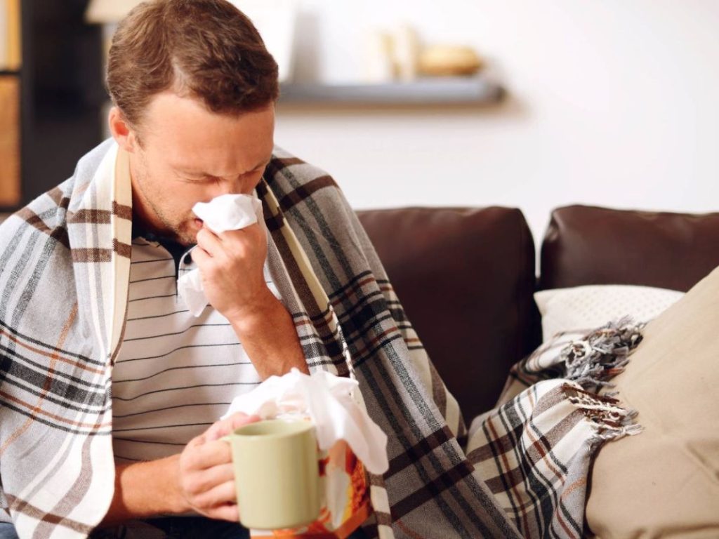 Si estás resfriado, sigue estos consejos para sobrellevarlo 1 Vida.es Descansa lo suficiente para permitir que tu cuerpo se recupere