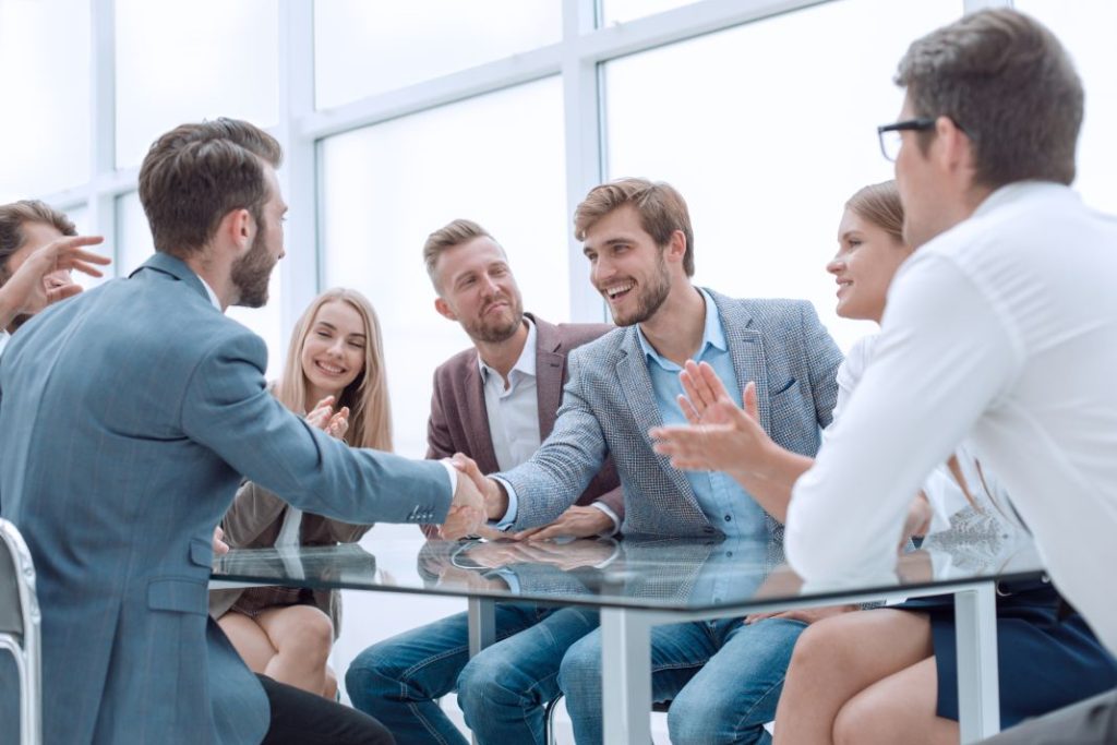 El impacto de trabajar a gusto o a disgusto en tu salud: así influye en tu bienestar 5 Vida.es El papel de la empresa en la promoción del bienestar laboral