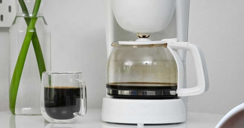 ¡Cuidado con tu cafetera! Límpiala con este método para evitar moho y bacterias 4 Vida.es La importancia de descalcificar tu cafetera