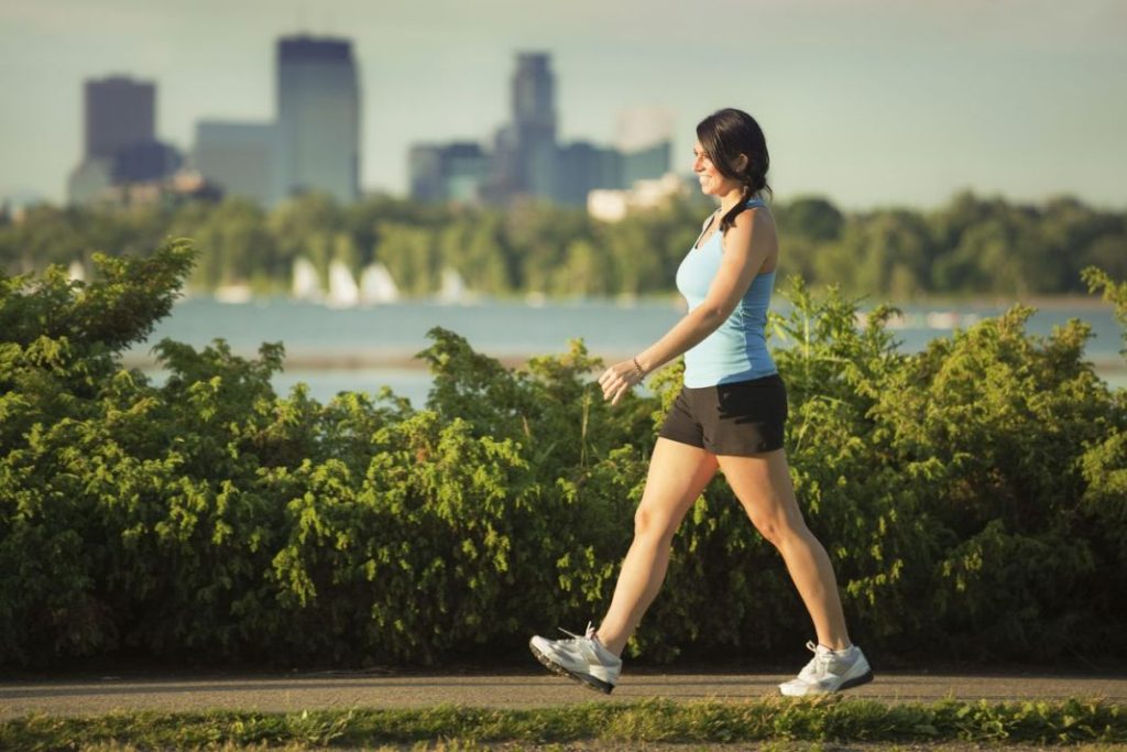 Los deportes que recomiendan los expertos si te duelen las rodillas 1 Vida.es Caminar