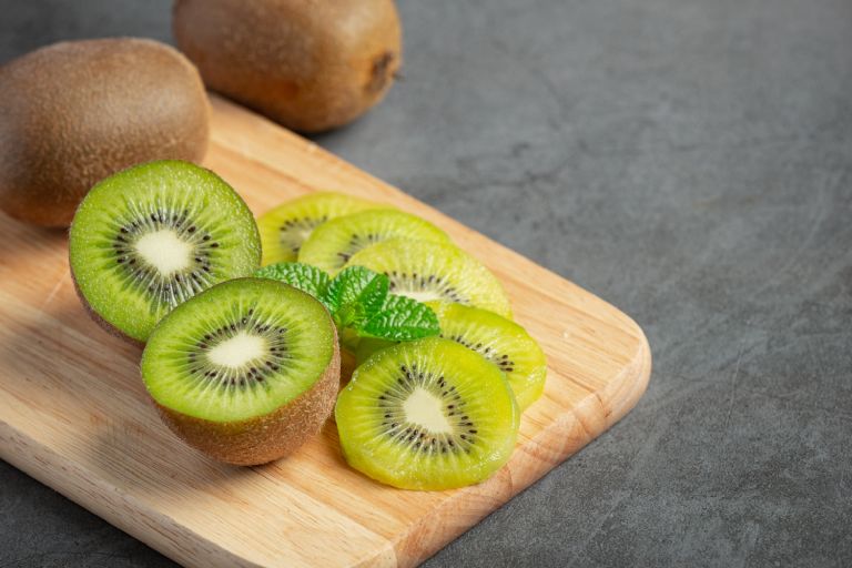 El sorprendente poder del kiwi para mejorar la salud mental y emocional 3 Vida.es Aumenta la energía y mejora el estado de ánimo gracias a su contenido de nutrientes