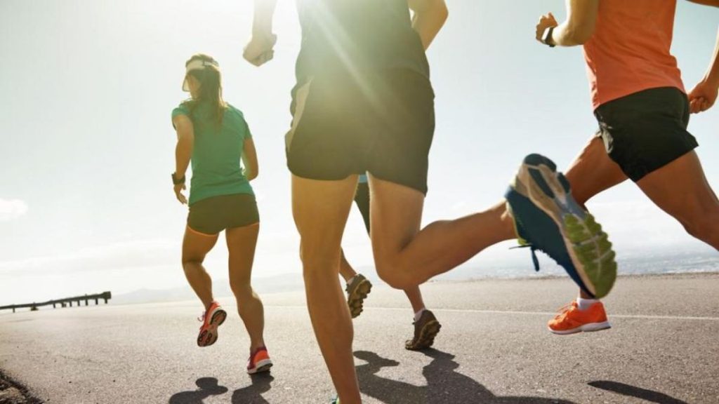 Los mayores errores a la hora de correr que pueden terminar en lesión 2 Vida.es Aumentar la intensidad o la distancia demasiado rápido