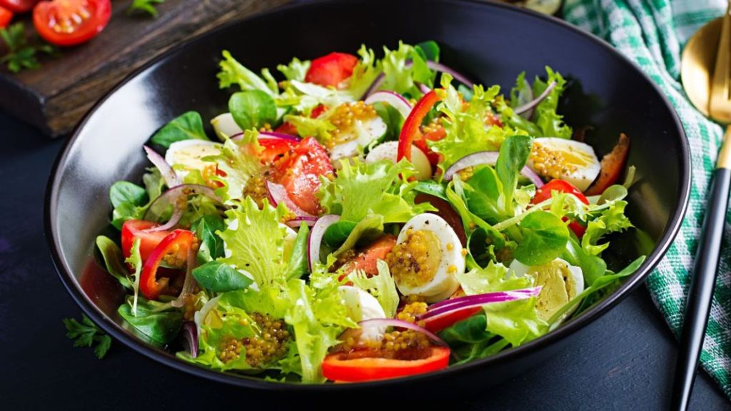 Beneficios de la escarola, un alimento antiinflamatorio ideal para tu corazón 3 Vida.es Baja en calorías y alta en nutrientes esenciales