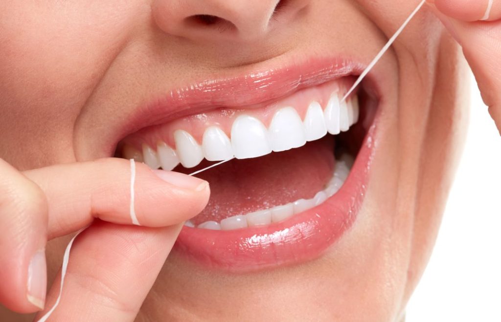 Cómo preparar el hilo dental antes de usarlo