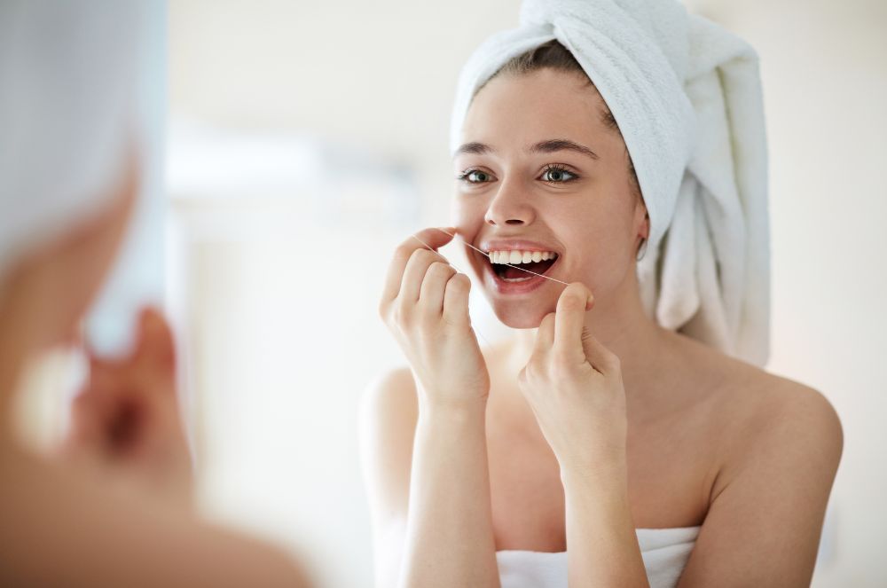 La forma correcta y efectiva de utilizar el hilo dental después de lavar los dientes: una guía completa 1 Vida.es La importancia del hilo dental en la rutina de higiene oral