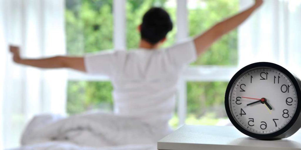 Insomnio: sigue estas claves para dormir bien por la noche 3 Vida.es Mantén un horario regular de exposición a la luz solar